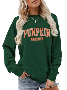 Détail de l'inscription vintage Pumpkin Season sur le sweat à manches longues vert foncé