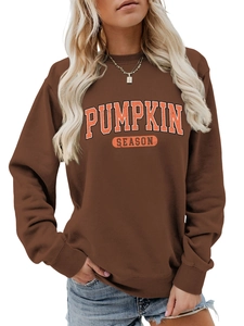 Détail de l'imprimé Pumpkin Season sur un sweat à col rond marron foncé pour femme