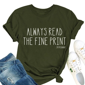T-shirt vert à col rond avec texte imprimé et détail de nœud élégant sur le devant du bas
