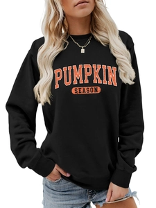Détail du sweat-shirt noir Pumpkin Season avec texture en coton doux et lettres orange imprimées