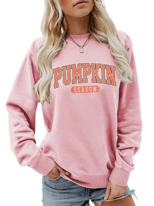 Détail du sweat rose Pumpkin Season avec imprimé lettres oranges et col rond doux