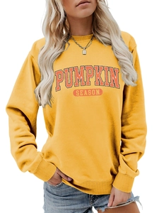 Détail du sweat Pumpkin Season jaune moutarde avec col côtelé et imprimé graphique orange