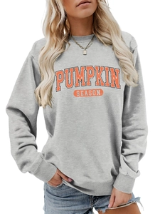 Détail du sweat-shirt gris clair avec inscription Pumpkin Season orange vintage