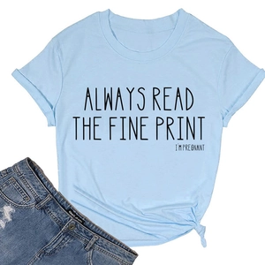T-shirt bleu clair à col rond avec slogan noir et short en jean posé à plat