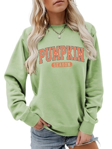 Gros plan du sweat vert menthe Pumpkin Season avec motif vintage orange de style collège
