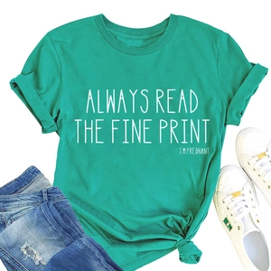 Mise à plat du t-shirt vert en coton avec imprimé 'I'M PREGNANT' et jean en denim