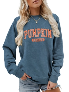 Détail du sweat bleu à col rond avec lettrage Pumpkin Season orange pour femme