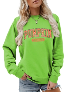 Détails des poignets côtelés et motif Pumpkin Season sur ce sweat vert col rond