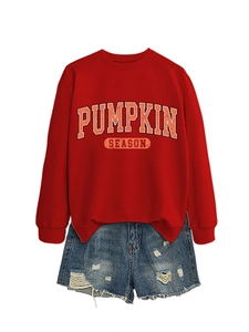 Mise à plat du sweat rouge Pumpkin Season avec un short en jean effiloché pour l'automne