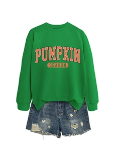 Détail de l'imprimé PUMPKIN SEASON sur sweat vert et short en jean avec déchirures
