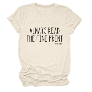 Détail d'un t-shirt à col rond avec slogan 'Always Read The Fine Print' pour grossesse