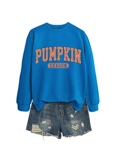 Ensemble sweat-shirt bleu et short en jean vieilli avec imprimé Pumpkin Season