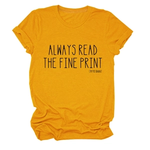 Détail d'un t-shirt en coton jaune gingembre avec le slogan Always Read The Fine Print