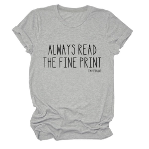 Gros plan d'un t-shirt gris en coton avec slogan Always Read The Fine Print imprimé