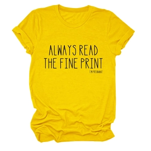 Détail du t-shirt jaune en coton avec imprimé 'ALWAYS READ THE FINE PRINT I'M PREGNANT'