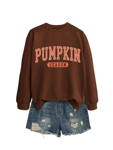 Sweat Pumpkin Season marron posé à plat avec un short en jean denim délavé et usé
