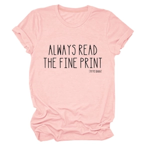 Détail du t-shirt rose avec message humoristique Always Read The Fine Print de grossesse