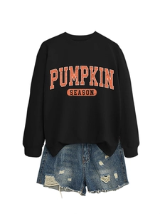 Détail du sweat Pumpkin Season avec lettrage orange vintage et short en jean bleu délavé