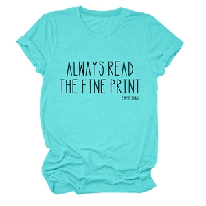 Détail du t-shirt de maternité turquoise avec slogan noir Always Read The Fine Print