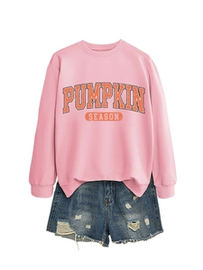 Mise à plat du sweat rose Pumpkin Season et du short en jean bleu délavé tendance