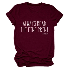 Détail du t-shirt bordeaux avec le slogan blanc Always Read The Fine Print imprimé