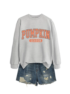 Sweat gris Pumpkin Season posé à plat avec un short en jean bleu délavé et usé
