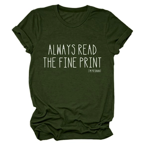 Détail du col rond et de la texture du t-shirt vert foncé avec imprimé humour