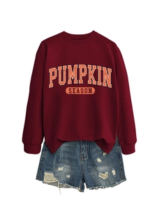 Détail du sweat Pumpkin Season rouge foncé avec short en jean bleu délavé et usé