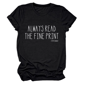 Détail du t-shirt noir en coton avec inscription Always Read the Fine Print humour