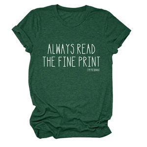 Détail d'un t-shirt vert forêt en mélange de coton avec texture et motif blanc