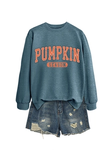 Détail d'un sweat bleu-gris imprimé Pumpkin Season et d'un short en jean délavé et usé
