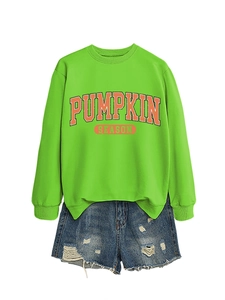 Sweat vert néon Pumpkin Season associé à un short en jean bleu délavé et déchiré