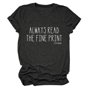 Détail du t-shirt d'annonce de grossesse avec texte Always Read The Fine Print sur gris foncé