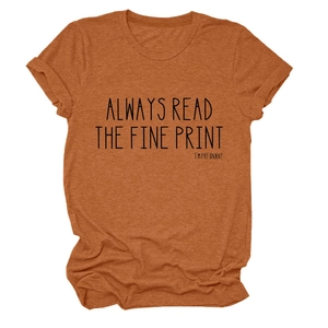 Détail d'un t-shirt en coton caramel avec texte Always Read The Fine Print pour grossesse