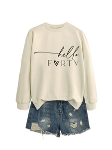 Detail of beige Hello FORTY sweatshirt with heart graphic and denim shorts set