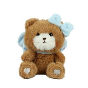 Brauner Teddybär-Plüschanhänger mit blauer Schleife und Rucksack auf weißem Hintergrund