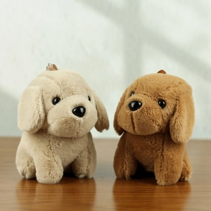 Simpatici portachiavi a forma di cucciolo di peluche beige e marrone su base in legno