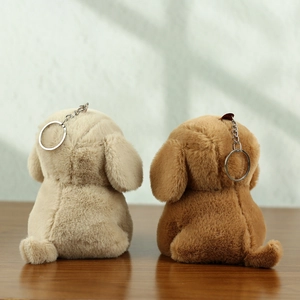 Vista posteriore di portachiavi a forma di cane in peluche su base di legno