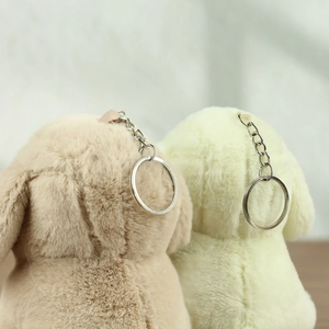 Dettaglio del portachiavi a forma di cucciolo in peluche con anello metallico