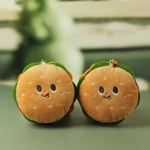 Simpatici portachiavi a forma di hamburger in peluche con faccine e catena dorata