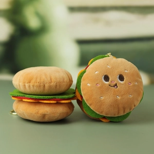 Dettaglio di un simpatico portachiavi a forma di burger con ricamo e texture morbida