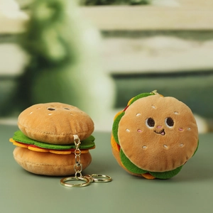 Simpatico portachiavi hamburger in peluche con ricamo e anello in metallo dorato