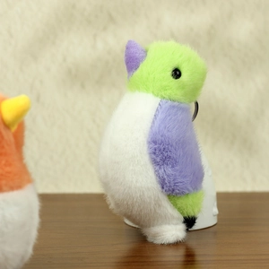 Süßer bunter Vogel Plüsch Schlüsselanhänger mit grünem und violettem Kunstfell Detail