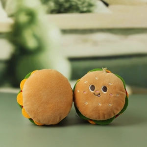 Dettaglio del ciondolo a forma di burger in peluche con ricamo frontale e retro