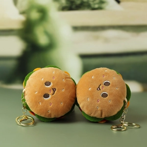 Dettaglio portachiavi a forma di hamburger in peluche morbido con gancio in metallo