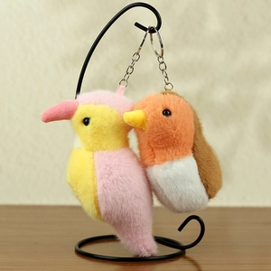 Nahaufnahme von Plüsch-Vogelanhängern in Pink und Orange am Schlüsselring
