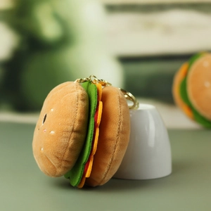 Dettaglio portachiavi a forma di hamburger in morbido peluche con anello metallico