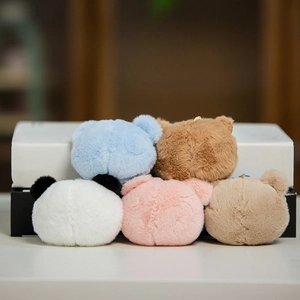 Vista trasera de cinco colgantes de ositos de peluche con piel suave y cadenas de metal