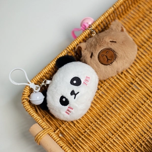 Lindos colgantes de peluche de panda y oso con ganchos y cascabeles en una cesta