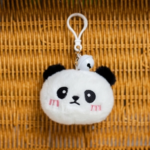 Detalle de llavero de panda de peluche con bordado, cascabel blanco y gancho plástico
